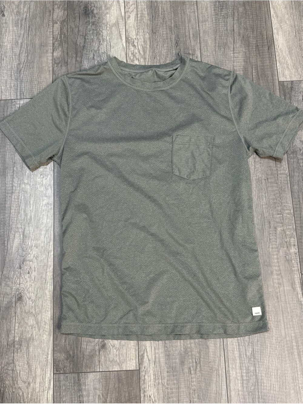 Vuori Men's Short Sleeve Pocket Tee in Olive
